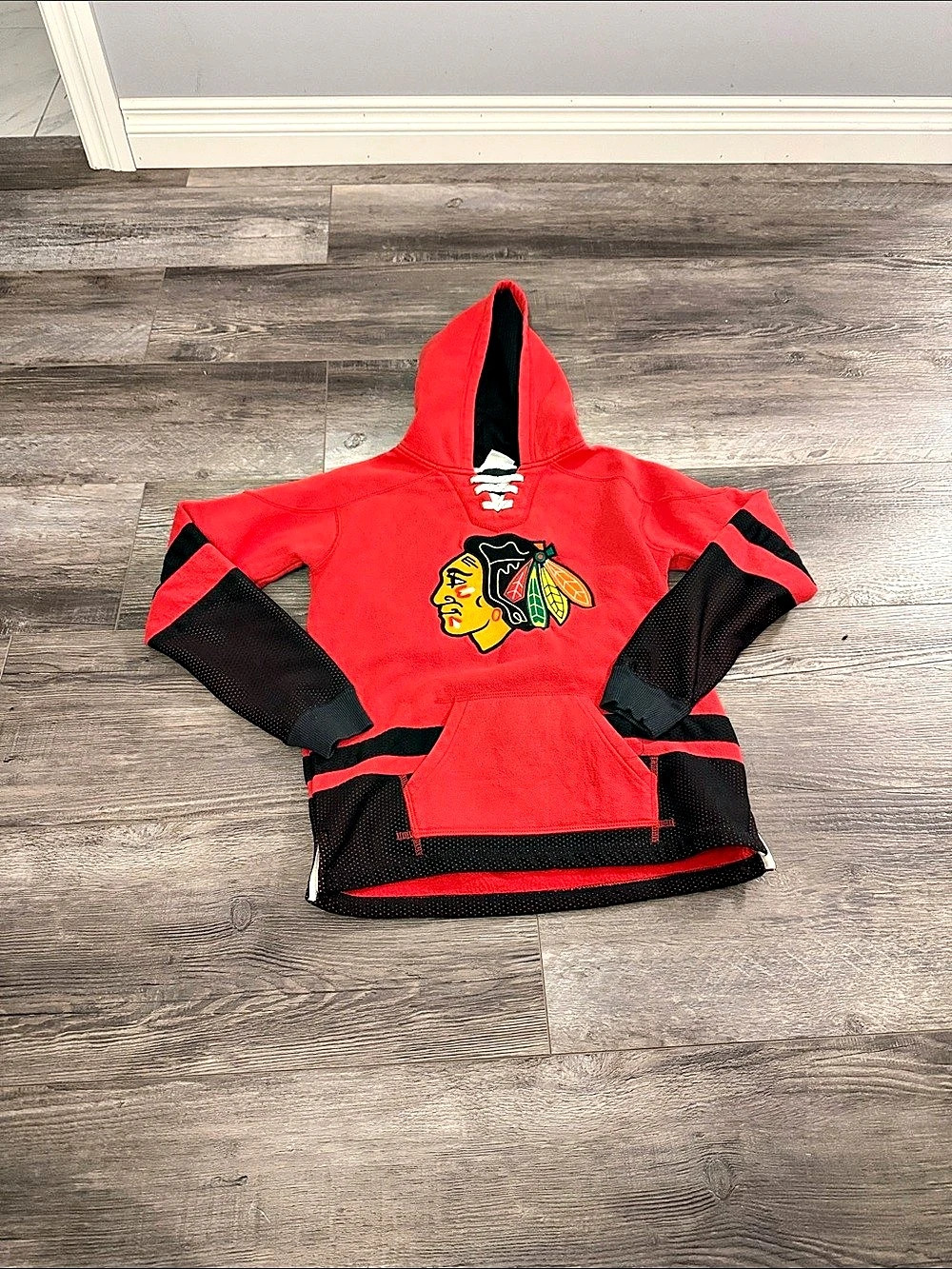 CCM Chicago Blackhawks NHL Lace-Up Hoodie Boys Medium Red & Black